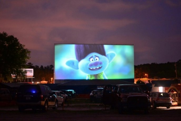 En Floride, un cinéma drive-in pour ''rompre la monotonie'' du confinement