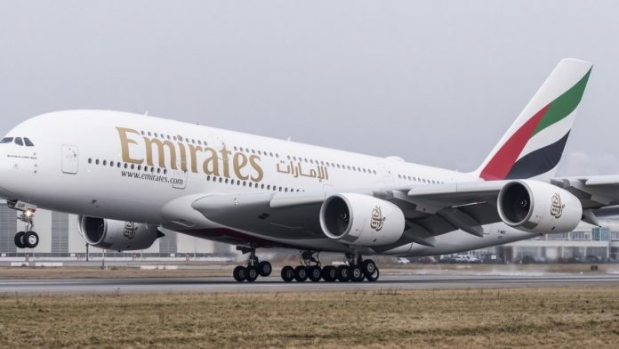 Emirates autorisée à reprendre des vols limités lundi, selon son PDG