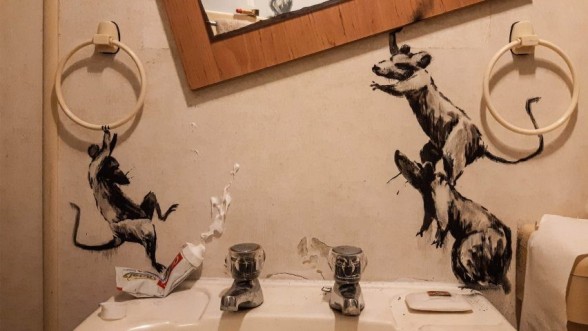 Confiné chez lui, Banksy investit les murs de sa salle de bains