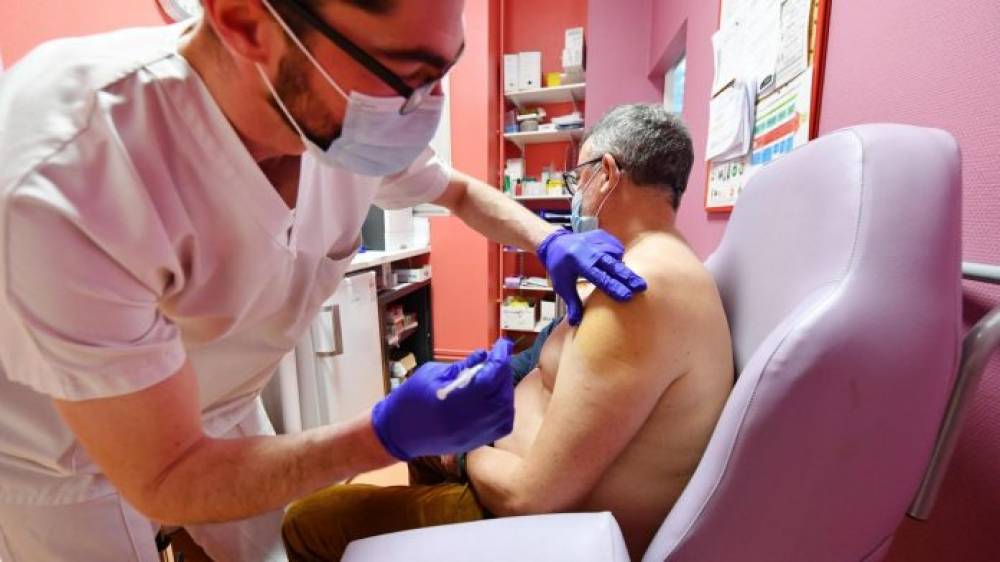 France/Covid: un vaccin pour les plus de 55 ans, les hôpitaux toujours sous tension