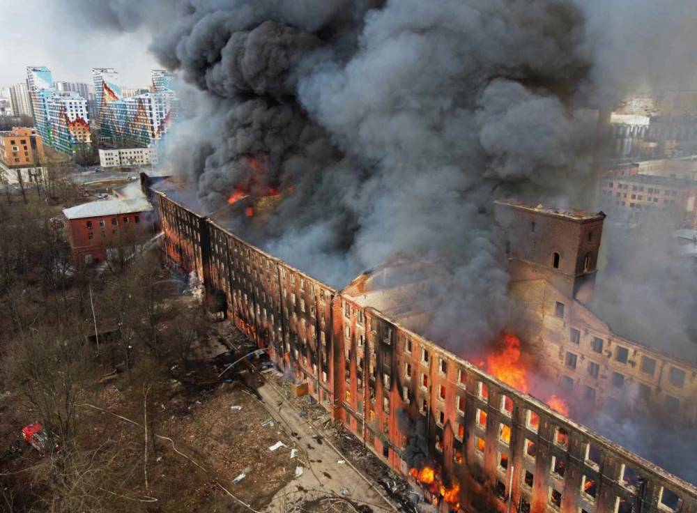 A Saint-Pétersbourg, un gigantesque incendie ravage une fabrique historique