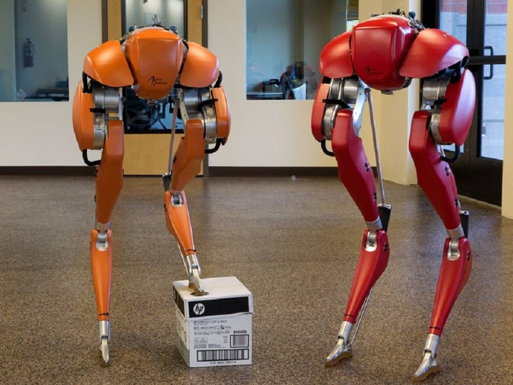 Le robot Cassie apprend à marcher tout seul sur ses deux jambes ! Une première