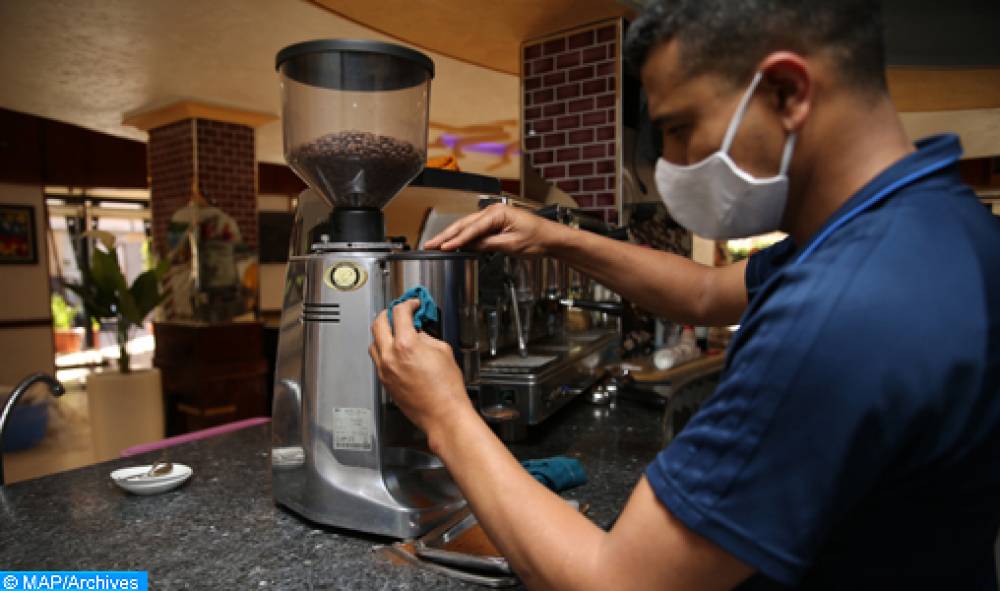 Casablanca-Settat: les serveurs de cafés et restaurants doublement accablés