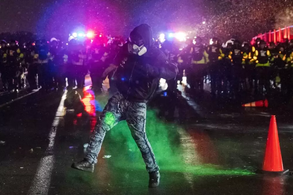 États-Unis: nouvelles manifestations tendues après la mort d'un jeune noir tué par la police