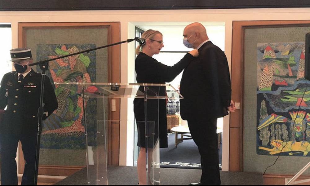 Mostafa Terrab reçoit les insignes d'Officier de la Légion d’Honneur de la France