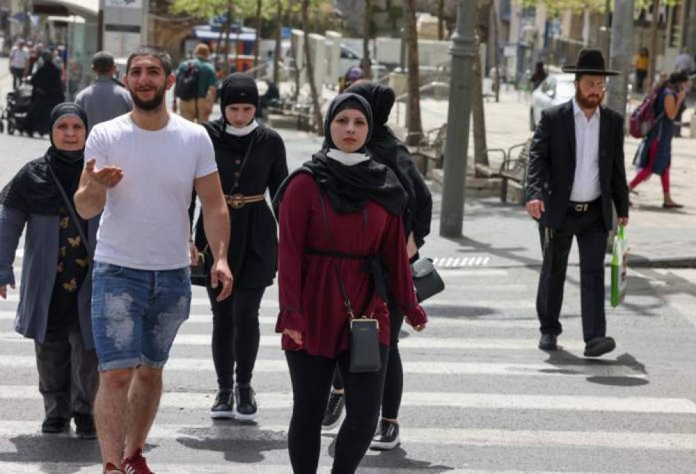 En Israël, les masques anticoronavirus tombent