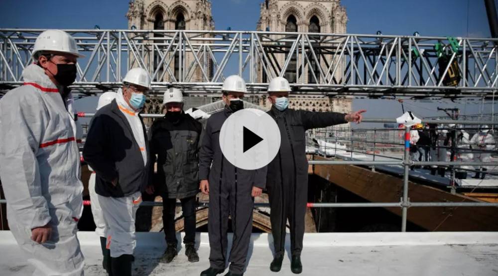 Emmanuel Macron sur le toit en travaux de Notre-Dame, deux ans après l'incendie
