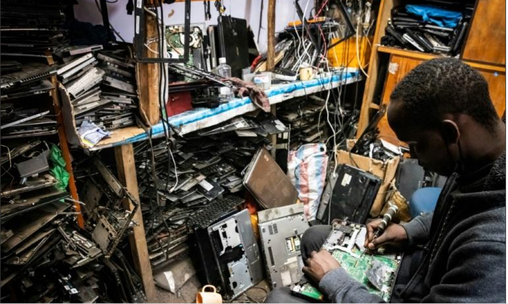 Récup' et recyclage pour endiguer la marée des déchets électroniques au Kenya