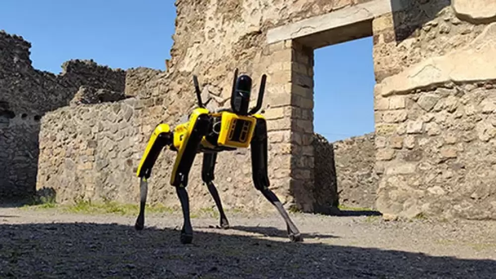 Un robot Spot de Boston Dynamics patrouille sur le site archéologique de Pompéi