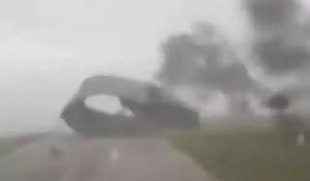 VIDEO - Voilà ce que ça fait de rouler dans une tornade géante