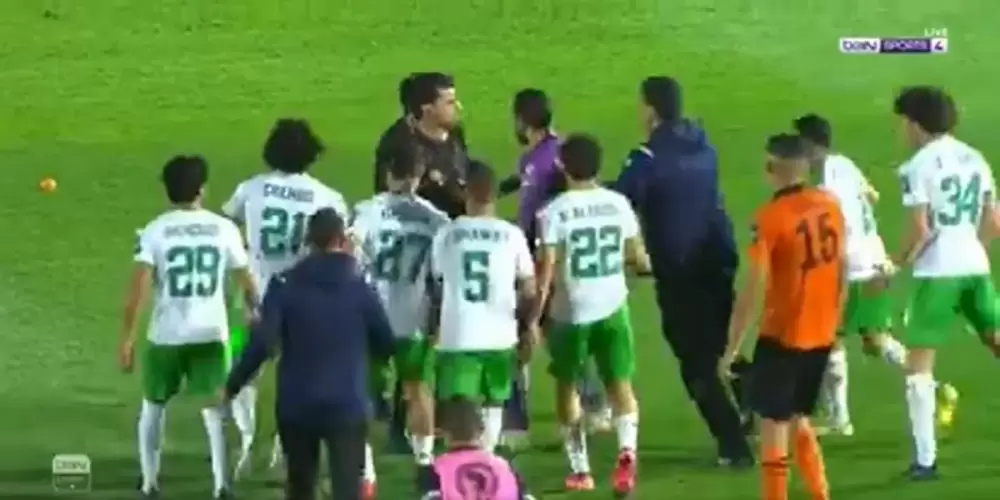 RSB-Al Masry : l’arbitre agressé après le coup de sifflet final (VIDEO)