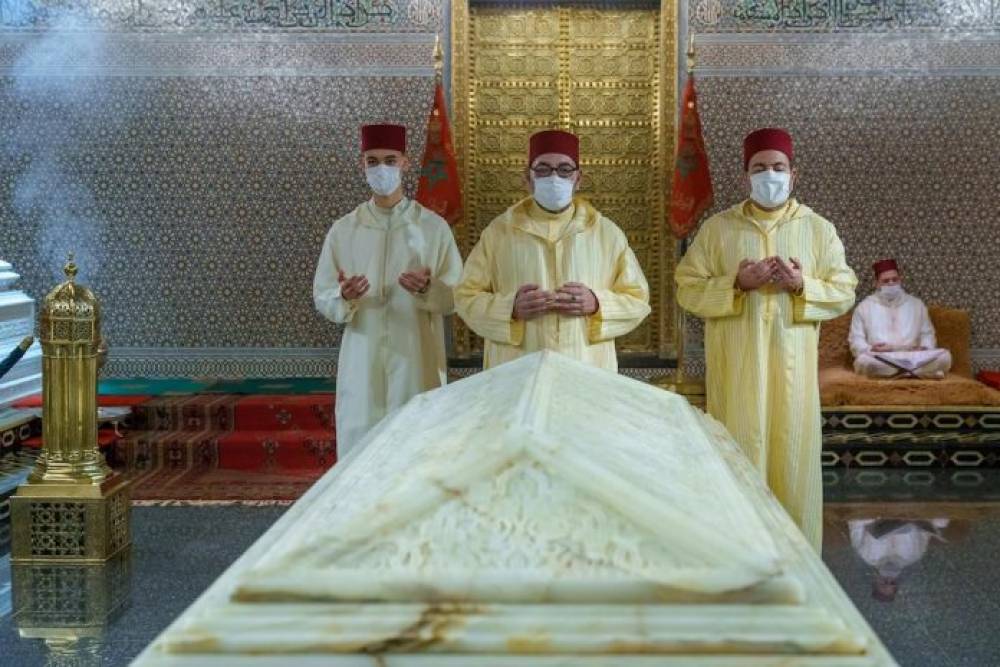 Le Roi se recueille sur la tombe de Feu Mohammed V