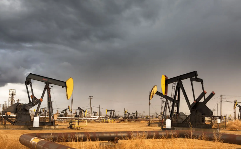 Après trois semaines de hausse, les cours du pétrole se replient