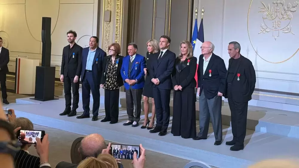 Emmanuel Macron décore Mehdi Qotbi de l'insigne de Grand officier de l’Ordre national du Mérite