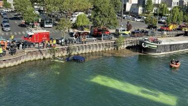 Paris : un bus tombe dans la Seine depuis un pont,...