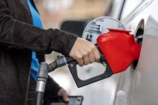 Ottawa suspend la taxe fédérale sur les carburants