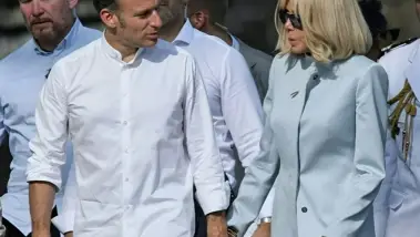 Macron réagit aux "moqueries" de Trump sur son cou...