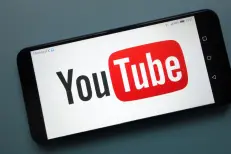 Deepfakes : YouTube déclare la guerre aux faux visages de célébrités générés par IA