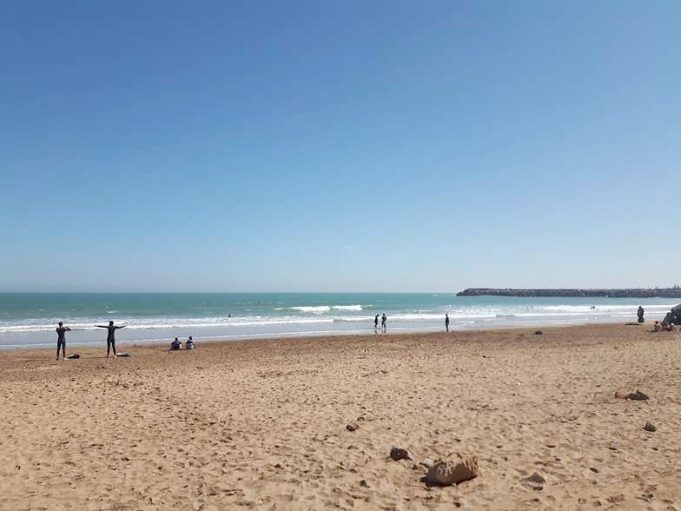 Les plages Skhirat – Temara fermées à partir de ce mercredi, les cafés et commerces ouverts jusqu’à 21h00 seulement