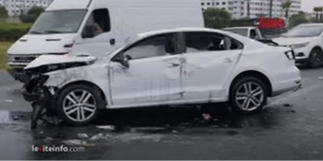 Casablanca: une voiture folle provoque d’importants dégâts sur l’autoroute (VIDEO)