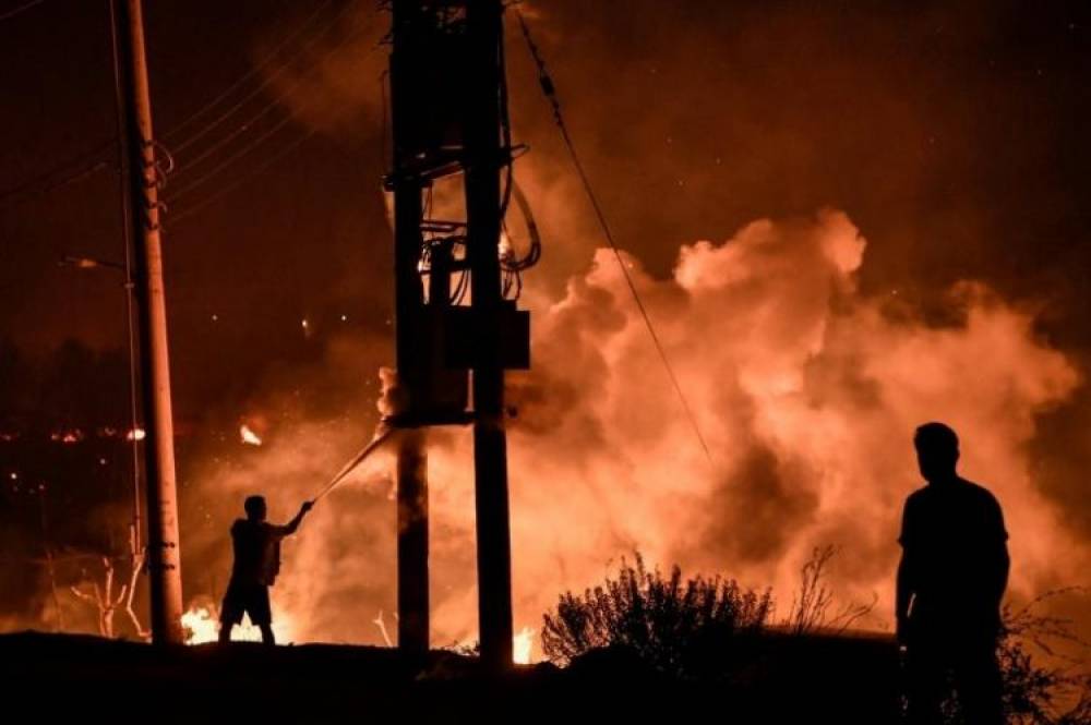 Grèce : les pompiers espèrent maîtriser un feu important près d’Athènes