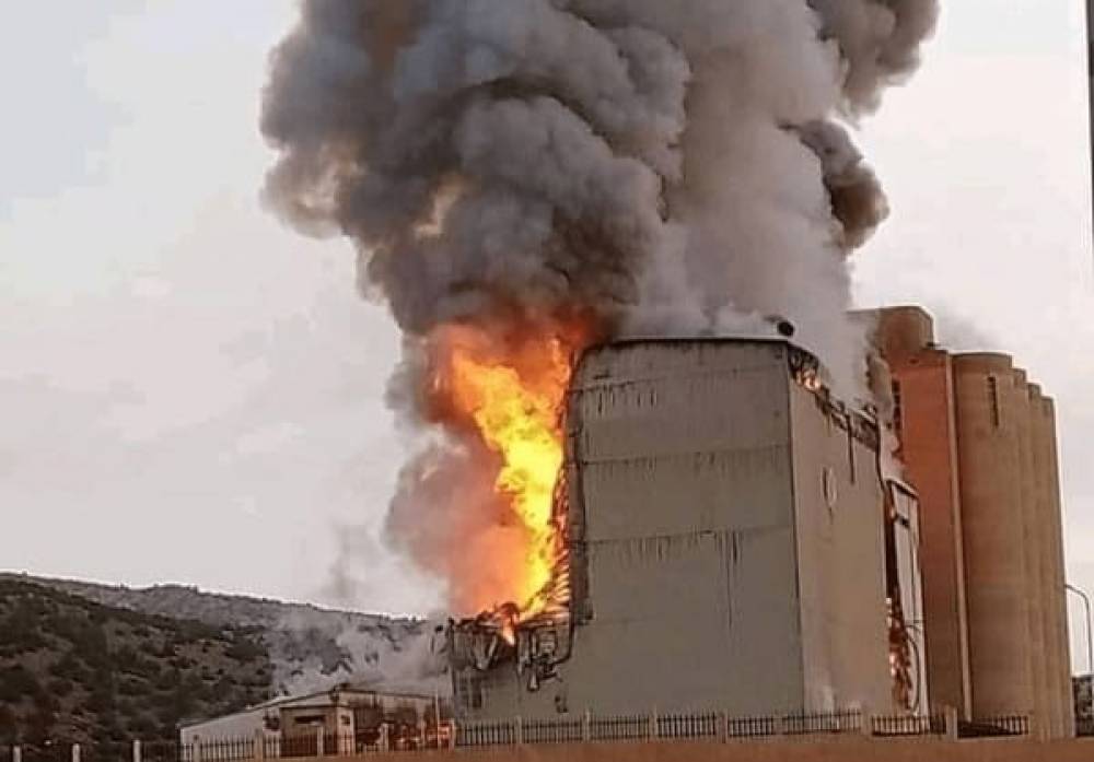 [Vidéo] Algérie : l’immense incendie d’une minoterie de Batna serait-il lié à la crise de la farine ?