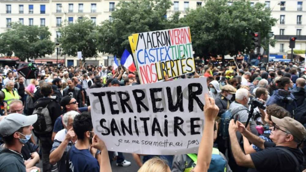 Pass sanitaire : après les manifestations, Macron à l'offensive
