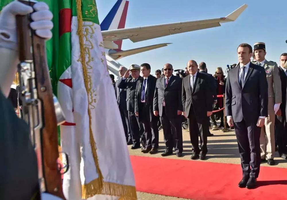 Emmanuel Macron débute sa visite officielle en Algérie