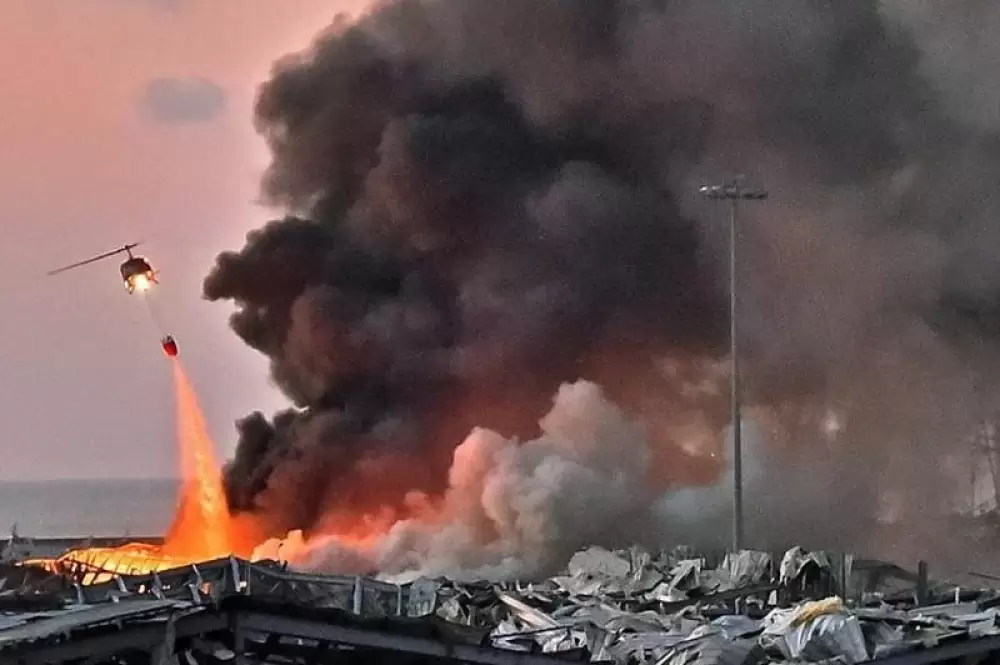 Effondrement d'une partie des silos du port de Beyrouth, endommagés par l'explosion de 2020