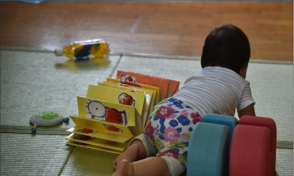 Au Japon, des bébés au service de seniors dans une maison de retraite