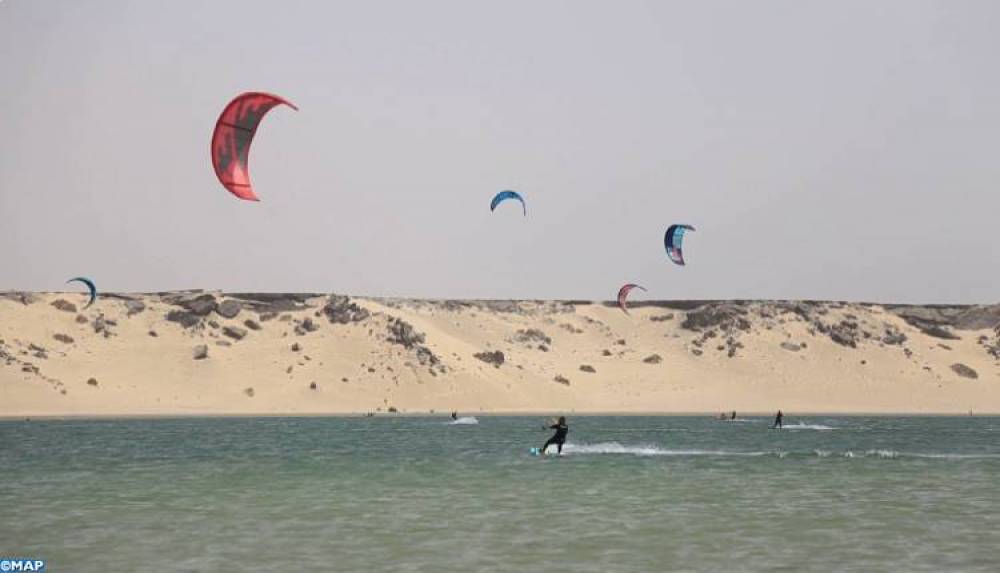 Les kitesurfeurs déploient leurs ailes sur la baie de Dakhla