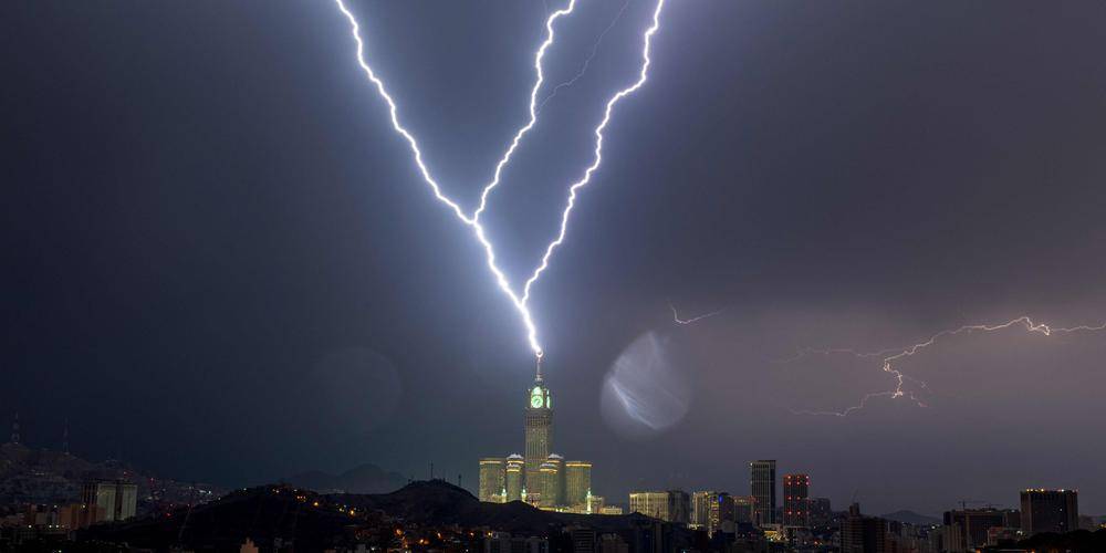 Une violente tempête frappe la Mecque