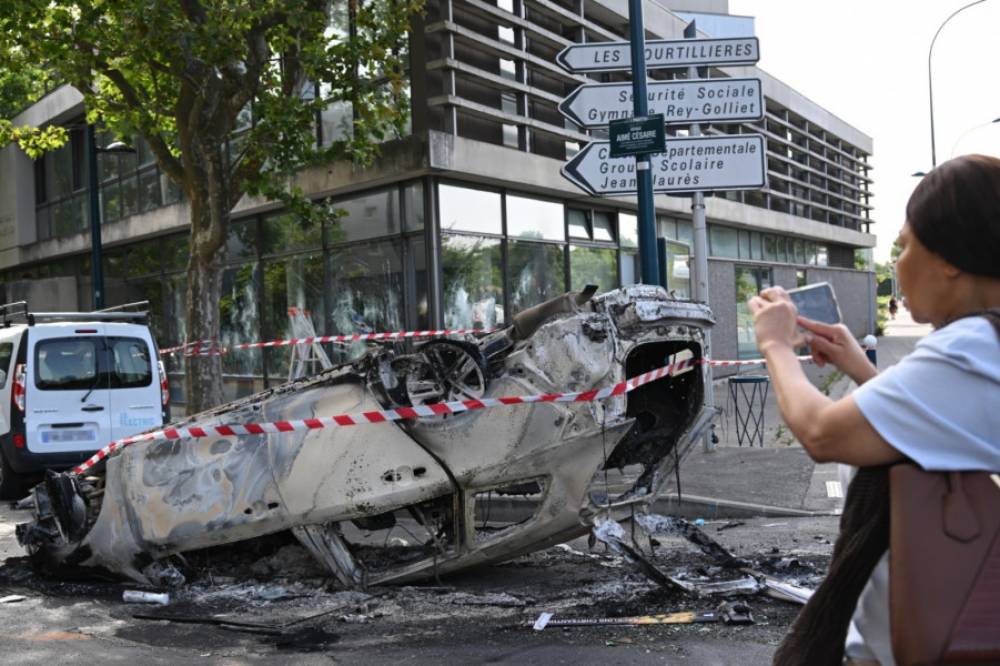 France : décès d'un jeune dans les émeutes, cinq policiers en garde à vue