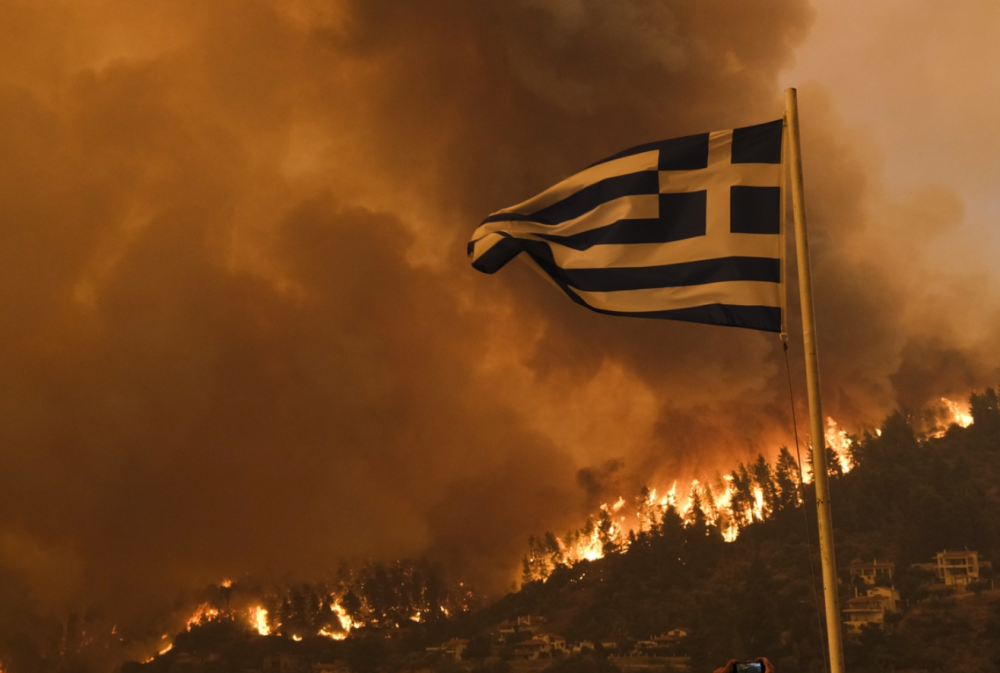 Incendies en Grèce : Deux morts et de nombreuses évacuations