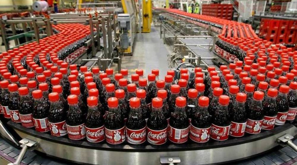 Des traces de microplastiques dans le Coca-Cola et le Schweppes en bouteille, selon une association française