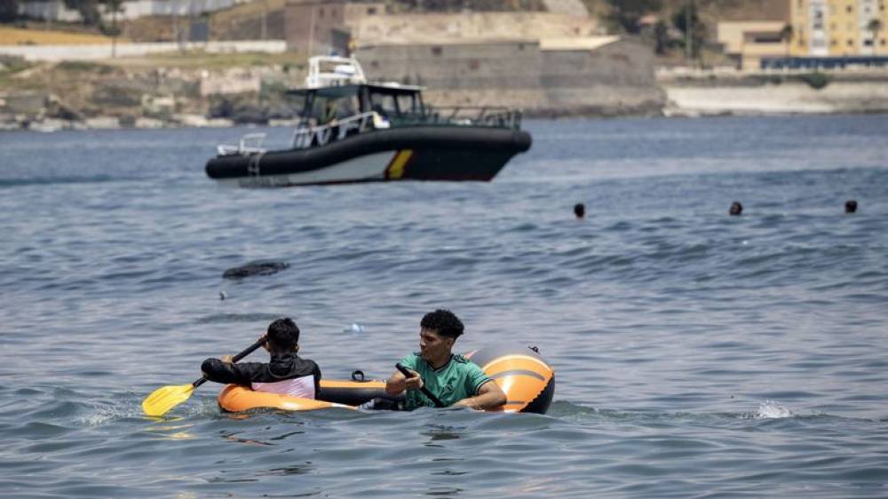 Des dizaines de migrants traversent à la nage pour rejoindre Sebta profitant du brouillard