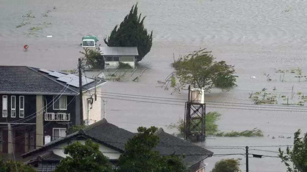 Pluies diluviennes au Japon, frappé par un puissant typhon et menacé d'inondations