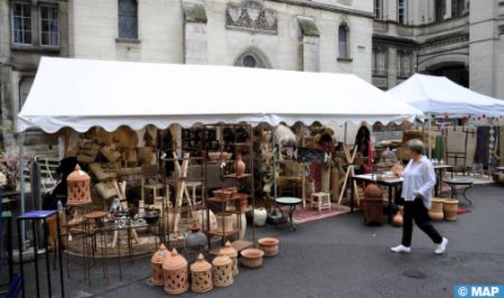 Angoulême : Entre deux projections, les festivaliers font leurs emplettes au "marché marocain" de l’hôtel de ville