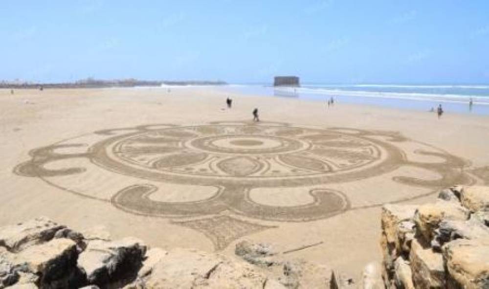 Dessin sur sable: La plage de Tarfaya prend vie sous les traits d'Ali Salem Yara