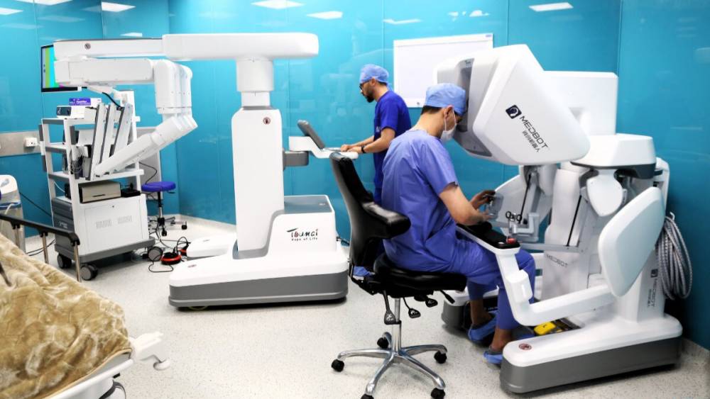 Oncorad Group réalise une première implantation robotique d’un sphincter urinaire en Afrique