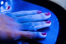Manucures toxiques: les vernis semi-permanents interdits en Europe