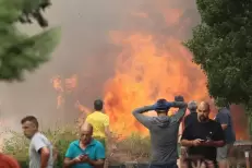 Incendies en Espagne : un deuxième décès dans le nord-ouest, des milliers d’évacués