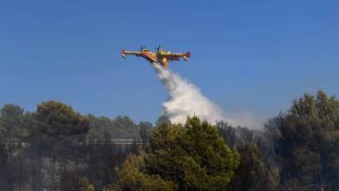 Grèce: des bombardiers d’eau décollent pour faire...