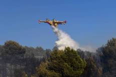 Grèce: des bombardiers d’eau décollent pour faire face aux incendies près d’Athènes