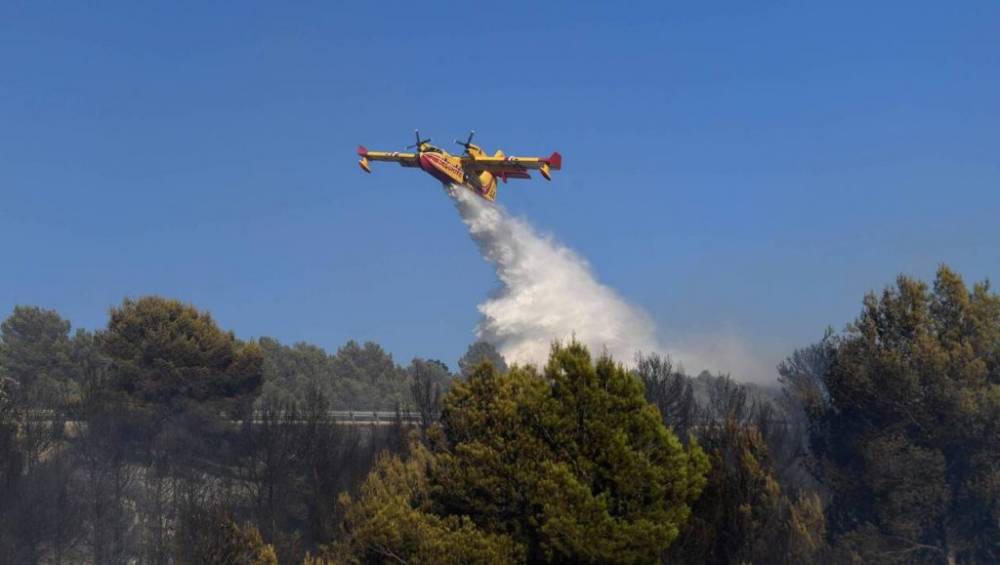 Grèce: des bombardiers d’eau décollent pour faire face aux incendies près d’Athènes