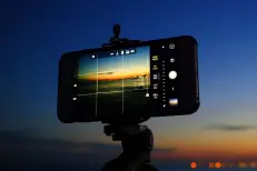 Éclipse solaire du 12 août : Il ne faut pas la photographier avec son smartphone… sauf équipé d’un filtre spécial