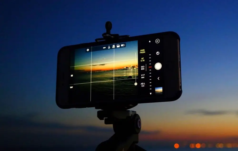 Éclipse solaire du 12 août : Il ne faut pas la photographier avec son smartphone… sauf équipé d’un filtre spécial