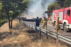 Incendies en Grèce : les pompiers poursuivent leurs efforts pour maîtriser les flammes qui ravagent le nord-ouest d'Athènes