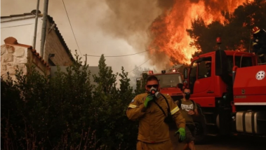 Incendies en Grèce : deux morts, des centaines de...