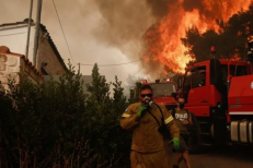 Incendies en Grèce : deux morts, des centaines de personnes évacuées